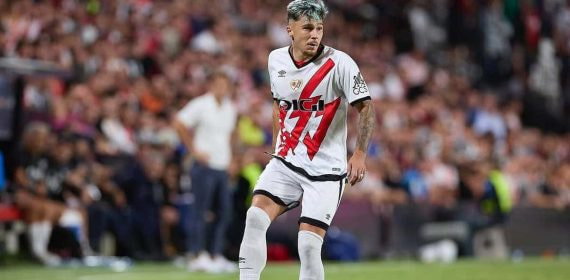 Ratiu conduce el balón en un partido del Rayo.