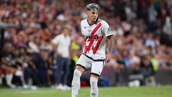 Ratiu conduce el balón en un partido del Rayo.