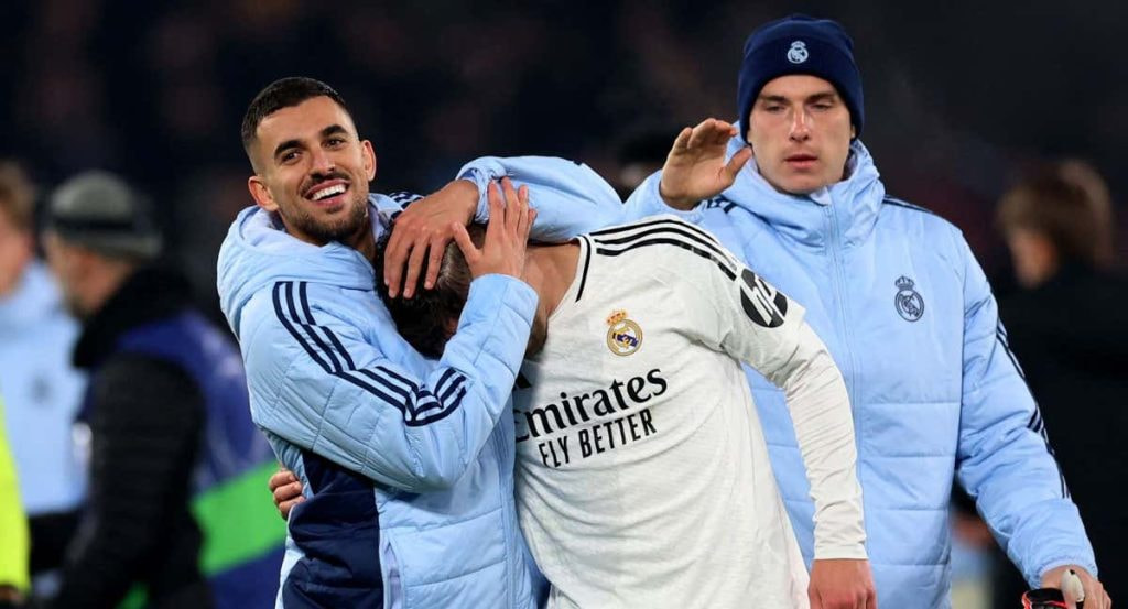 Ceballos abraza a Fede Valverde tras la victoria ante la Atalanta.