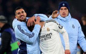 Ceballos abraza a Fede Valverde tras la victoria ante la Atalanta.