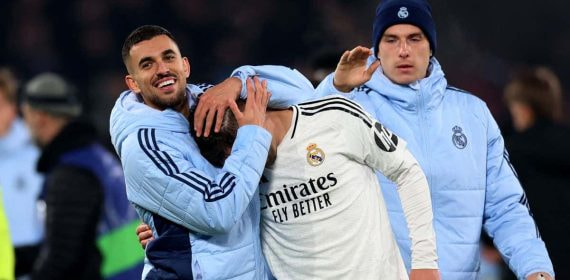 Ceballos abraza a Fede Valverde tras la victoria ante la Atalanta.