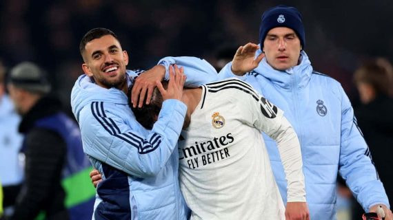 Ceballos abraza a Fede Valverde tras la victoria ante la Atalanta.
