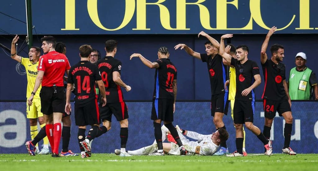 Los compañeros de Ter Stegen reclaman la presencia de las asistencias médicas por la gravedad de la lesión.