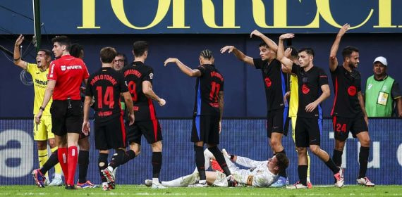 Los compañeros de Ter Stegen reclaman la presencia de las asistencias médicas por la gravedad de la lesión.