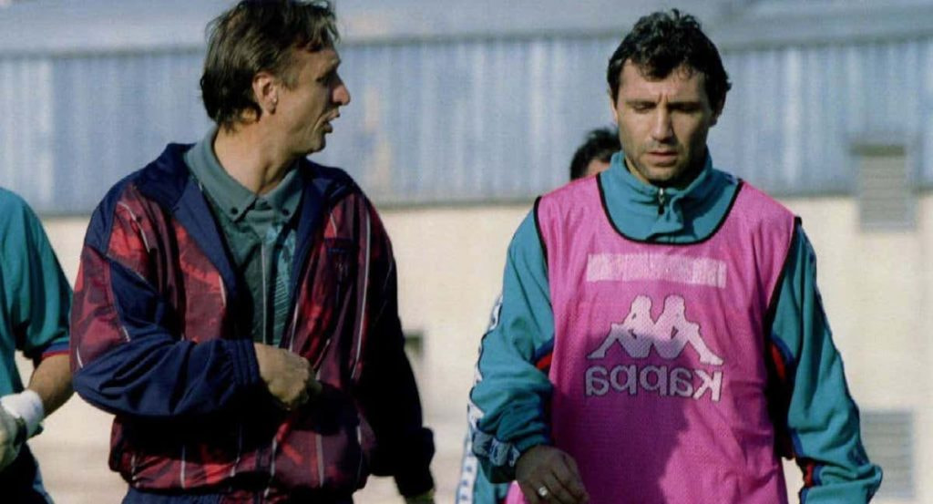 Cruyff habla con Stoichkov en un entrenamiento del Barcelona.