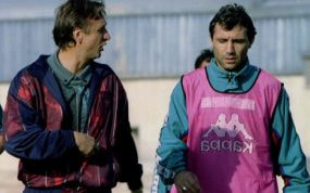 Cruyff habla con Stoichkov en un entrenamiento del Barcelona.