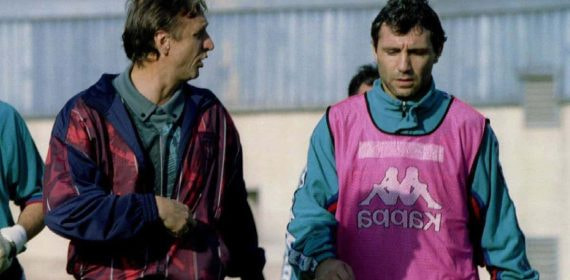 Cruyff habla con Stoichkov en un entrenamiento del Barcelona.