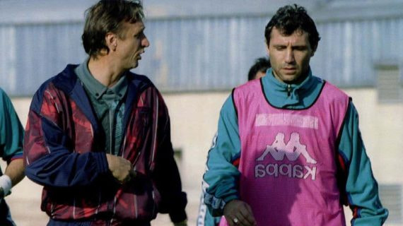 Cruyff habla con Stoichkov en un entrenamiento del Barcelona.