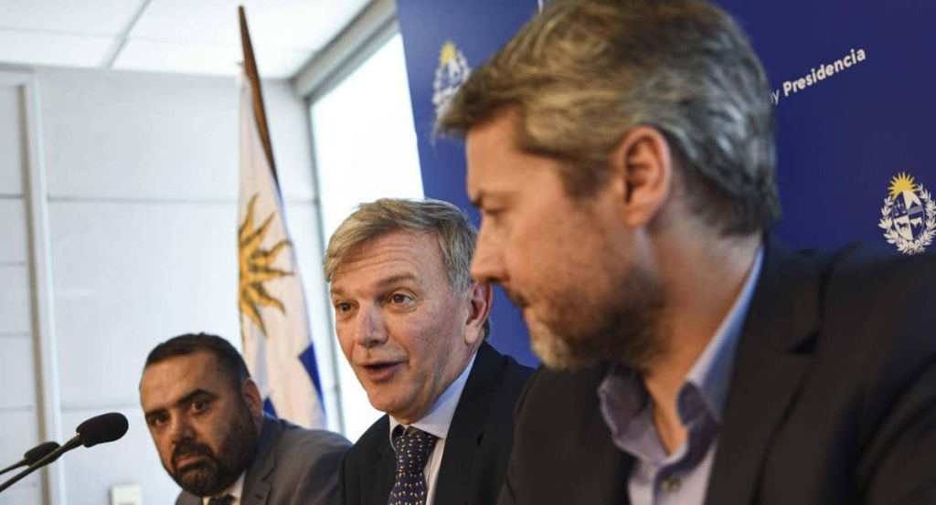 El secretario nacional del Deporte de Uruguay, Sebastïan Bauzá (c); el ministro de Deportes de Paraguay, César Ramírez (i), y el ministro de Deportes de Argentina, Matías Lammens, en un encuentro con motivo de la participación de Argentina, Uruguay y Paraguay en el Mundial 2030.