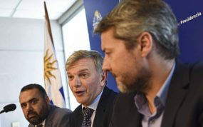 El secretario nacional del Deporte de Uruguay, Sebastïan Bauzá (c); el ministro de Deportes de Paraguay, César Ramírez (i), y el ministro de Deportes de Argentina, Matías Lammens, en un encuentro con motivo de la participación de Argentina, Uruguay y Paraguay en el Mundial 2030.