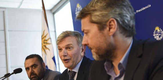 El secretario nacional del Deporte de Uruguay, Sebastïan Bauzá (c); el ministro de Deportes de Paraguay, César Ramírez (i), y el ministro de Deportes de Argentina, Matías Lammens, en un encuentro con motivo de la participación de Argentina, Uruguay y Paraguay en el Mundial 2030.