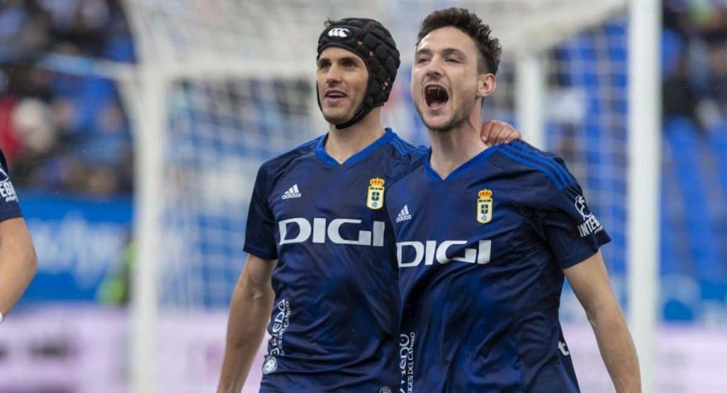 Jugadores del Oviedo celebran un gol.