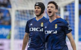Jugadores del Oviedo celebran un gol.