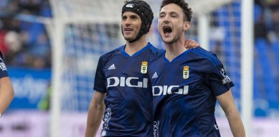 Jugadores del Oviedo celebran un gol.