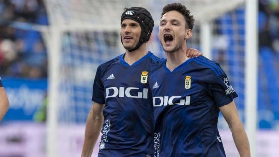 Jugadores del Oviedo celebran un gol.