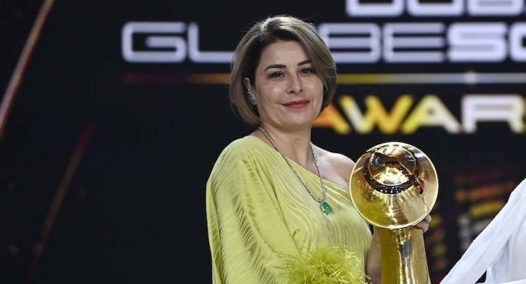 Rafaela Pimenta recibe el Globe Soccer Award.