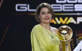 Rafaela Pimenta recibe el Globe Soccer Award.