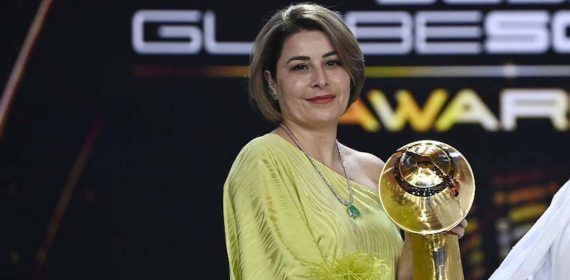 Rafaela Pimenta recibe el Globe Soccer Award.