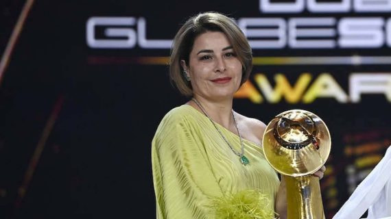 Rafaela Pimenta recibe el Globe Soccer Award.