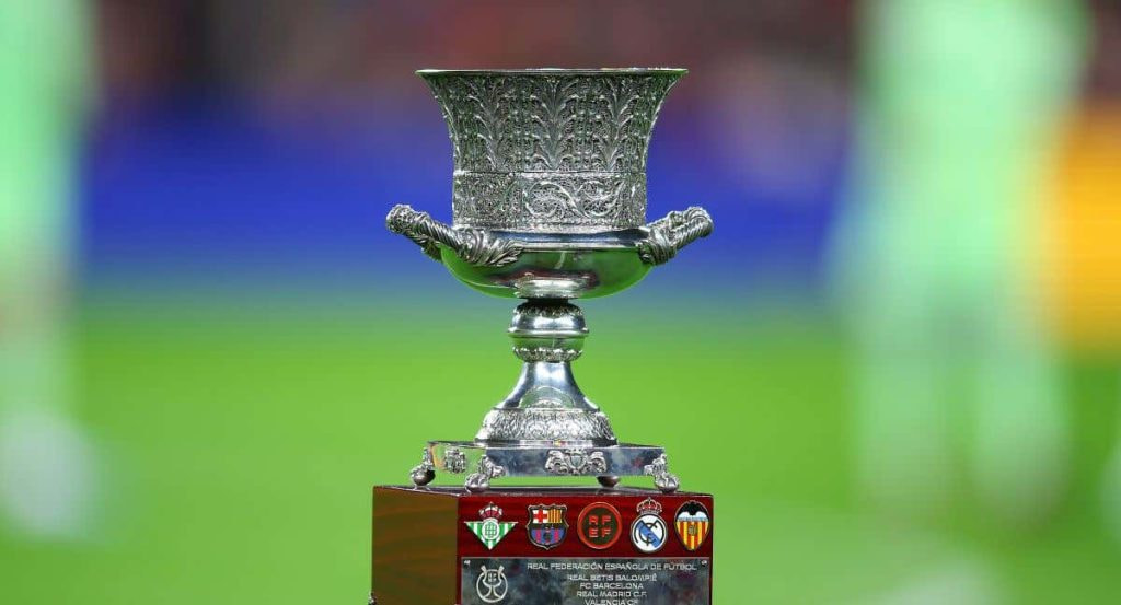 El trofeo de la Supercopa de España.