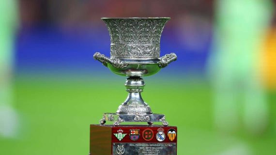 El trofeo de la Supercopa de España.