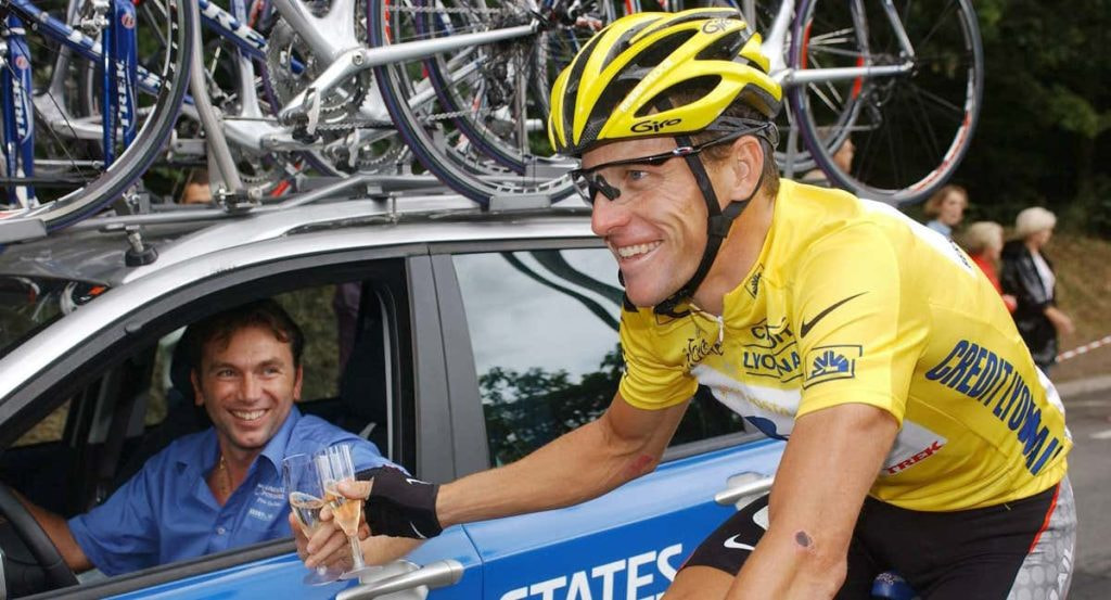 Johan Bruyneel y Lance Armstrong brindan camino de París </p><p>tras lograr el Tour de 2003.