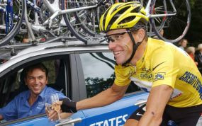 Johan Bruyneel y Lance Armstrong brindan camino de París </p><p>tras lograr el Tour de 2003.