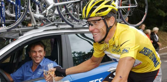 Johan Bruyneel y Lance Armstrong brindan camino de París </p><p>tras lograr el Tour de 2003.