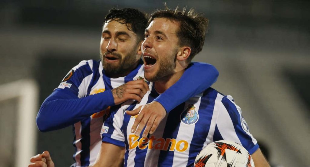 Nico González celebra su último gol marcado en la Europa League.