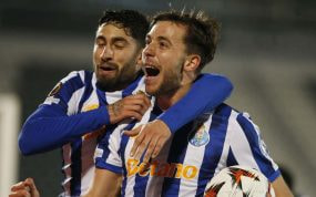 Nico González celebra su último gol marcado en la Europa League.
