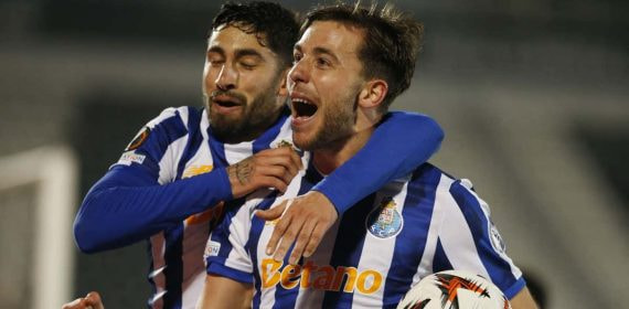 Nico González celebra su último gol marcado en la Europa League.