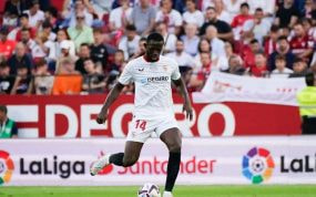 Nianzou conduce un balón durante un partido con el Sevilla.
