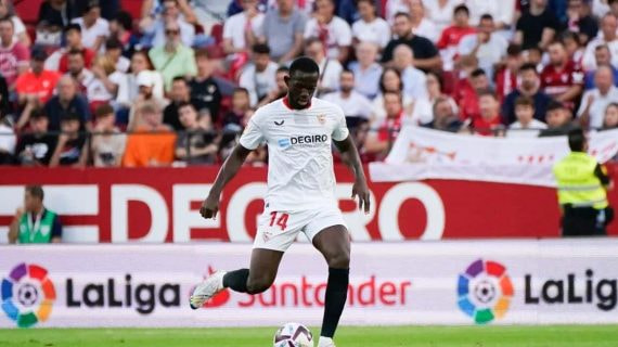 Nianzou conduce un balón durante un partido con el Sevilla.
