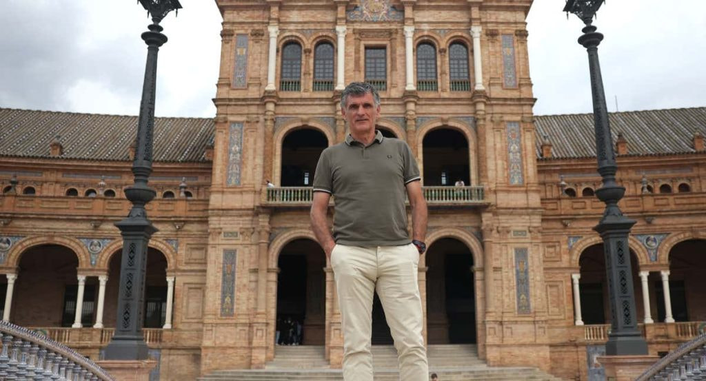 Mendilibar posa en Sevilla para Relevo.
