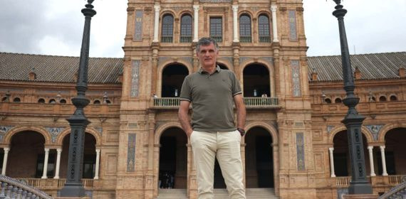 Mendilibar posa en Sevilla para Relevo.