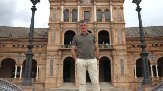 Mendilibar posa en Sevilla para Relevo.
