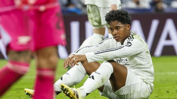 Endrick, sentado sobre el césped del Santiago Bernabéu.