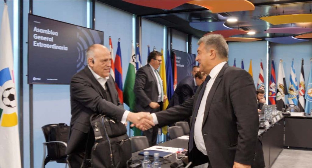 Los presidentes de LaLiga y del Barcelona, Javier Tebas y Joan Laporta, en una Asamblea de LaLiga.