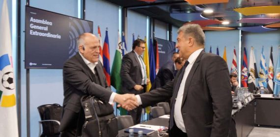 Los presidentes de LaLiga y del Barcelona, Javier Tebas y Joan Laporta, en una Asamblea de LaLiga.