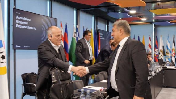 Los presidentes de LaLiga y del Barcelona, Javier Tebas y Joan Laporta, en una Asamblea de LaLiga.