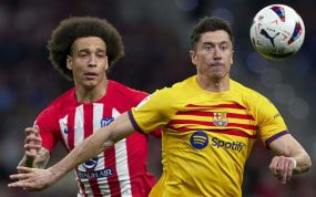 Axel Witsel y Robert Lewandowski pugnan por el balón en el último Atlético-Barcelona.