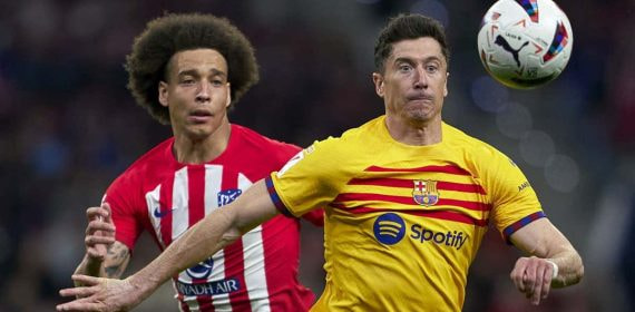 Axel Witsel y Robert Lewandowski pugnan por el balón en el último Atlético-Barcelona.