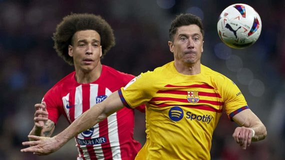 Axel Witsel y Robert Lewandowski pugnan por el balón en el último Atlético-Barcelona.