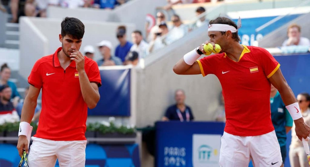 Rafael Nadal y Carlos Alcaraz durante un partido de dobles en París 2024.