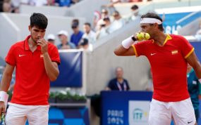 Rafael Nadal y Carlos Alcaraz durante un partido de dobles en París 2024.