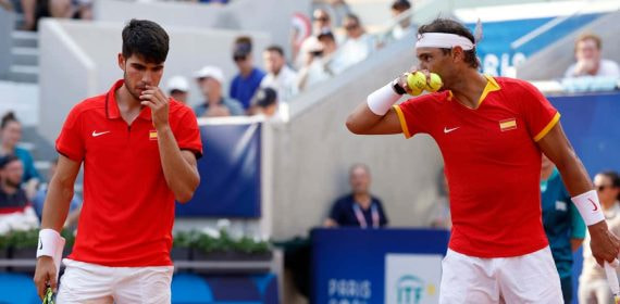 Rafael Nadal y Carlos Alcaraz durante un partido de dobles en París 2024.