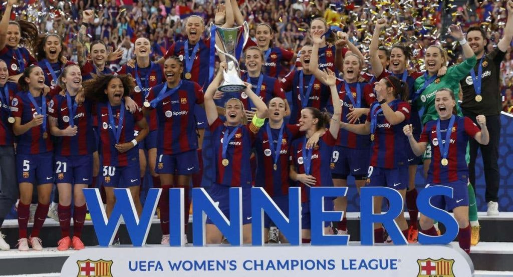 Alexia levanta la tercera Champions del Barça.