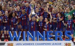 Alexia levanta la tercera Champions del Barça.
