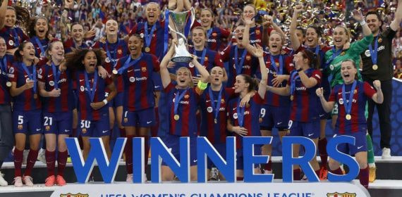 Alexia levanta la tercera Champions del Barça.
