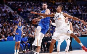 Luka Doncic ante Tavares en un partido entre los Mavericks contra el Real Madrid.